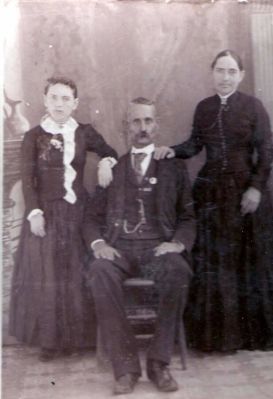 Unidentified

This was shared by Dennis Schildauer.

Unidentified Cabinet Card Photo.

The Back of the Cabinet Card Photo States: “To J. Hill and Wife

NOTE: THE ORIGINAL IS BLURRY.
