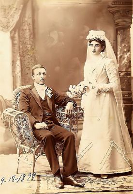Frank Wendell Hix & Gertrude Mary Mann Hix 

This is shared by Jacque Callis.

This Cabinet Card Photo is the Wedding Photo of Frank Wendell Hix & Gertrude Mary Mann. Dated 18 September 1899.
