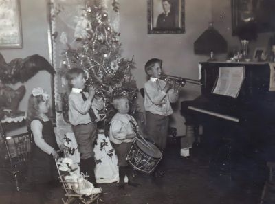 Hix Cousins

This is shared by Jacque Callis.

Hix Cousins

NOTE: The Photograph on the wall is Walter W. Hix.
