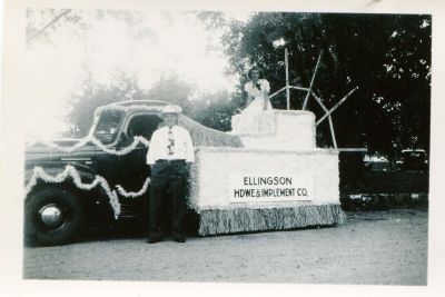 Cambridge Parade 1947

This was Shared by Candace Elemina‎.

Manfred Lindell by truck. Woman on Float is unidentified. Taken at the Cambridge Parade 1947.

