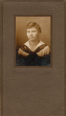 Click to view full size image
==============
Pearl Bell
This photo states: "Pearl Bell, 1917"
Pearl Bell
This photo states: "Pearl Bell, 1917"