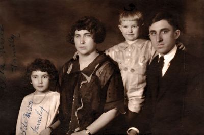 Click to view full size image
==============
The Ida Write Family
This photo states: "Ida Write Family"
The Ida Write Family
This photo states: "Ida Write Family"