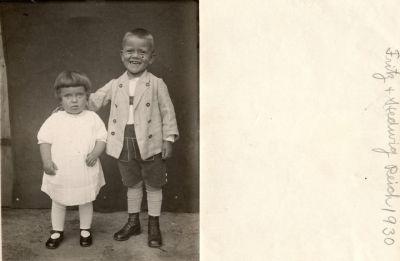 Click to view full size image
==============
Fritz & Hedwig Reich
This Photo States: "Fritz & Hedwig Reich, 1930"
Fritz & Hedwig Reich
This Photo States: "Fritz & Hedwig Reich, 1930"