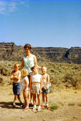 The Thurston Family

This is believed to be  Edith Nicholson Thurston with four of her five children

